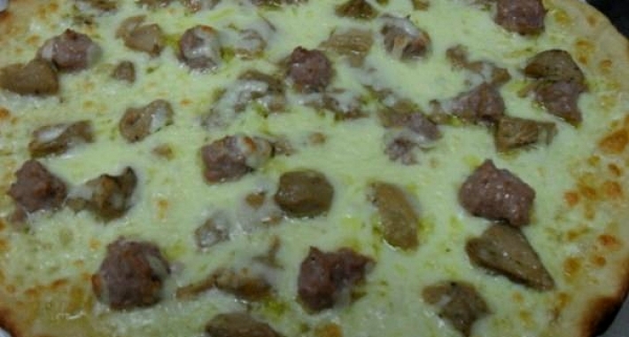 Pizza tonda mozzarella funghi porcini e salsiccia della pizzeria Pizza City 2