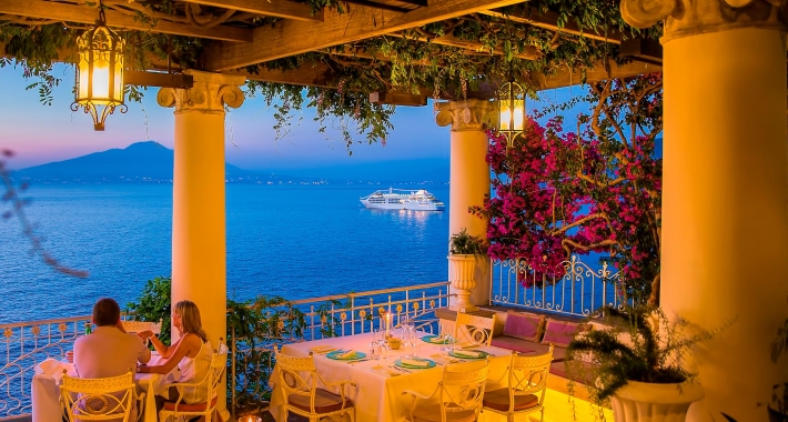 Risultati immagini per Foto Cena a Sorrento davanti al mare