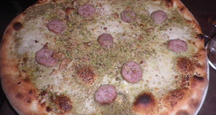 Pizza salsiccia e pistacchio