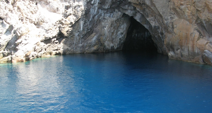 Grotta del Cavallo isola di Vulcano (Eolie)