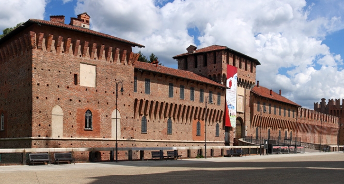ll castello Sforzesco e piazza Vittorio Veneto