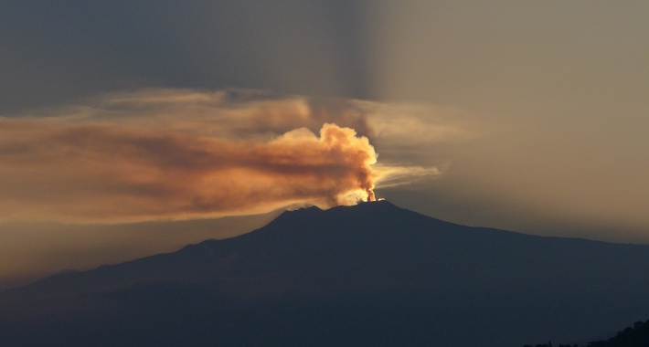 Etna risveglio | fumo sopra il vulcano Catania | Sicilia