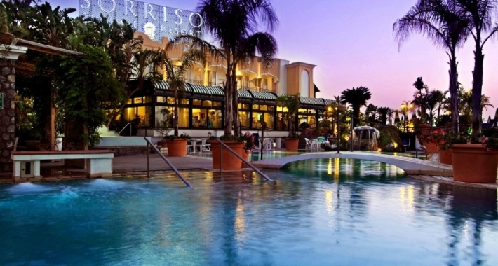 Piscina esterna del Sorriso Thermae Resort & Spa di notte