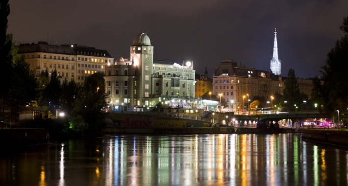 Il braccio del Danubio chiamato Donaukanal e l'Urania Observatory. Vienna