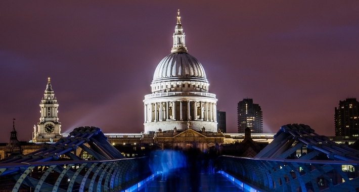 Cattedrale di Saint Pual vista dal Millennium Bridge. Londra