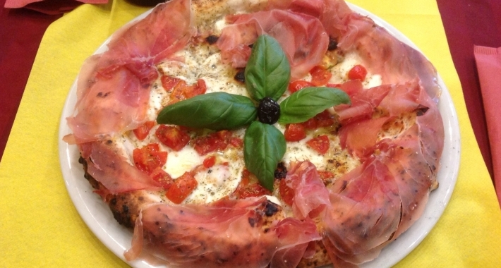 Caprese banca con crudo - Pizzeria Manuno