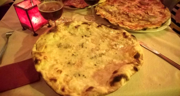 Pizza ai 5 formaggi della Pizzeria Desiderio