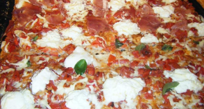 Pizza tonda mozzarella e prosciutto della pizzeria La Boccaccia