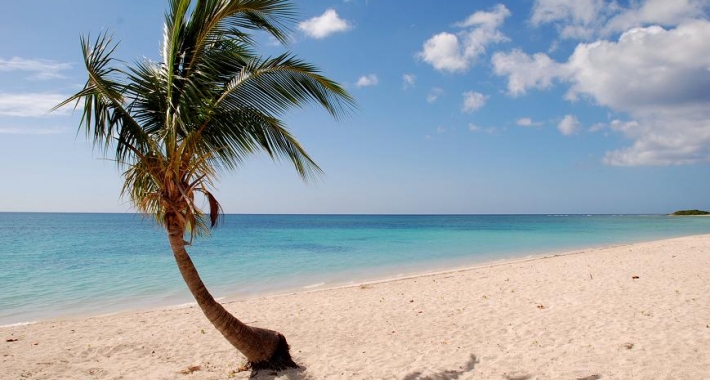 Spiaggia di Cuba sotto il sole estivo