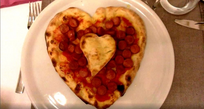 Pizza con salsiccia a forma di cuore