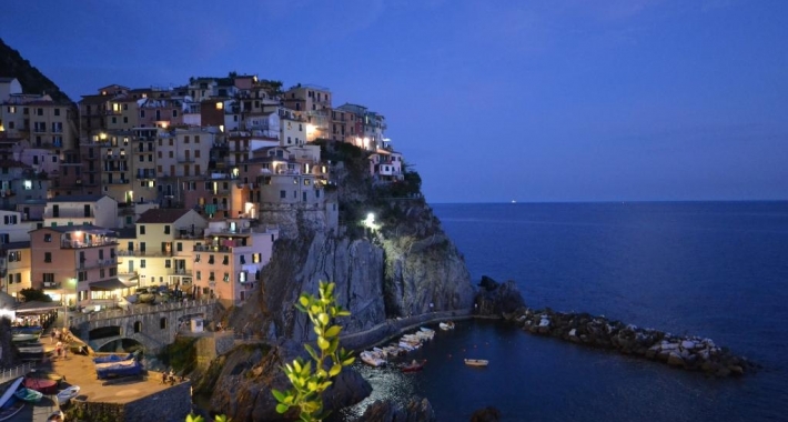 Vista di Manarola di notte dal Nessun Dorma Cinque Terre