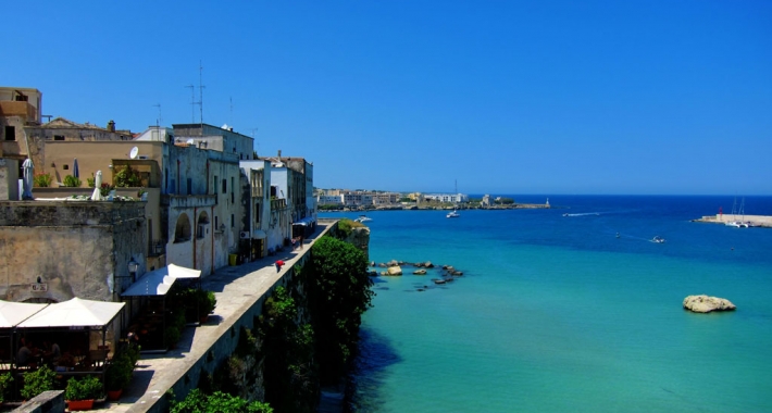 La vecchia città di Otranto e il mare Adriatico
