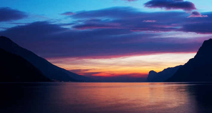 Il lago di Garda visto da Torbole al tramonto di un giorno d'inverno.