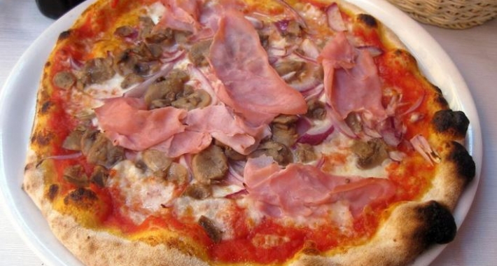 Pizza al prosciutto e funghi