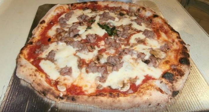 Pizza con salsiccia