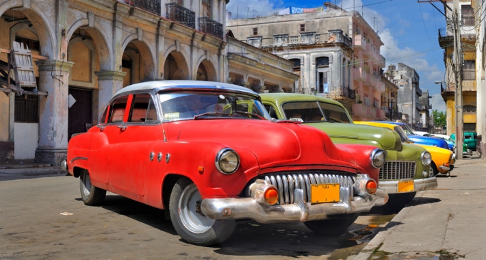 Vecchie auto d'epoca parcheggiate in una strada della città di L'Avana a Cuba