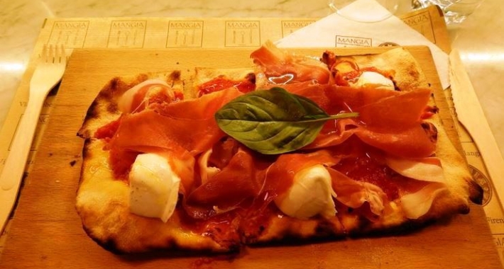 Pizza al prosciutto crudo e mozzarelline