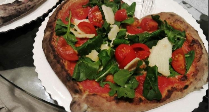 Pizza pomodorini e rucola