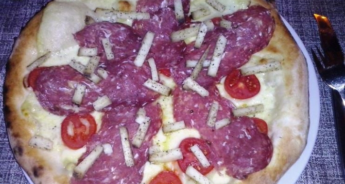 Pizza al salame e patatine fritte