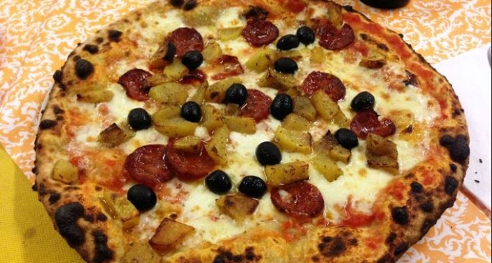 Pizza con olive e pomodorini