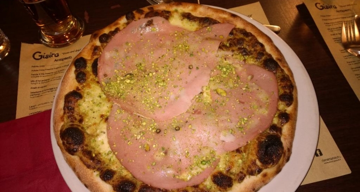 Pizza mortadella e pistacchio