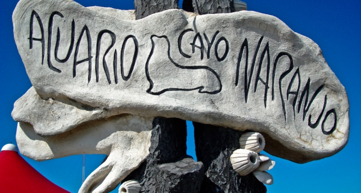 Insegna del delfinario di Cayo Naranjo, Cuba.