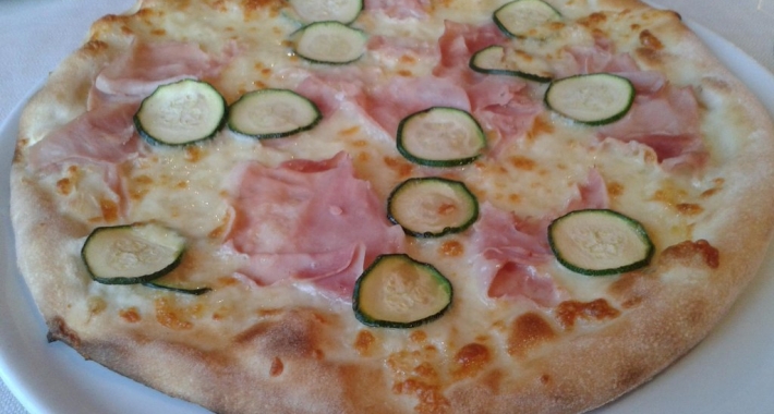 Pizza prosciutto cotto e zucchine