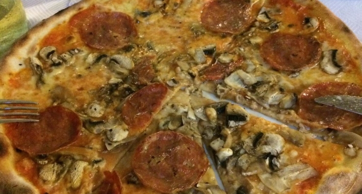 Pizza salame e funghi