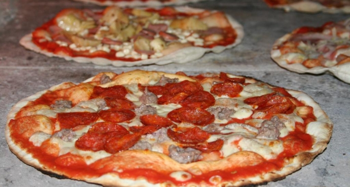 Pizza con salame e salsiccia 