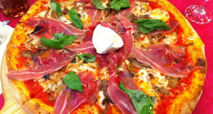 Pizza con prosciutto crudo e funghi