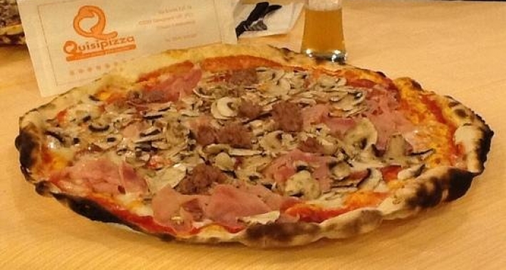 Pizza a prosciutto funghi e salsiccia