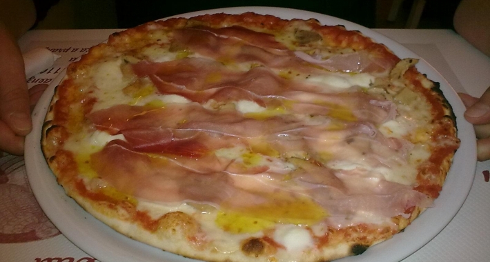 Pizza con prosciutto e funghi