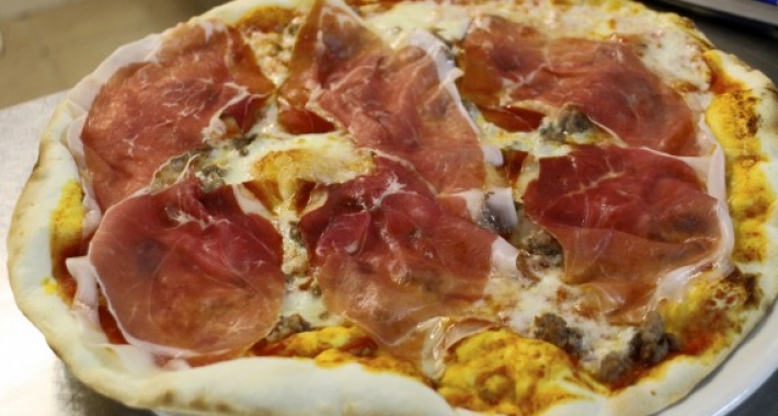 Pizza con prosciutto crudo