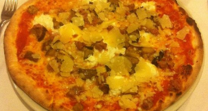 Pizza con funghi e grana