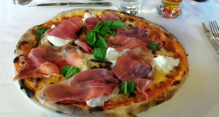 Pizza con prosciutto crudo e mozzarella 