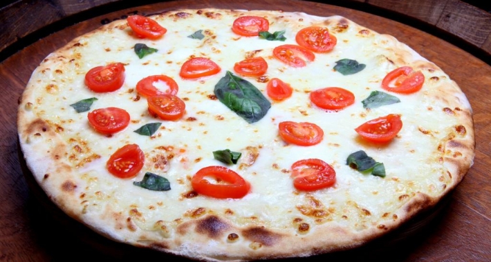 Pizza con pomodorini