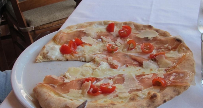 Pizza con pomodorini e prosciutto crudo