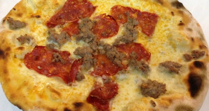 Pizza salsiccia e salame