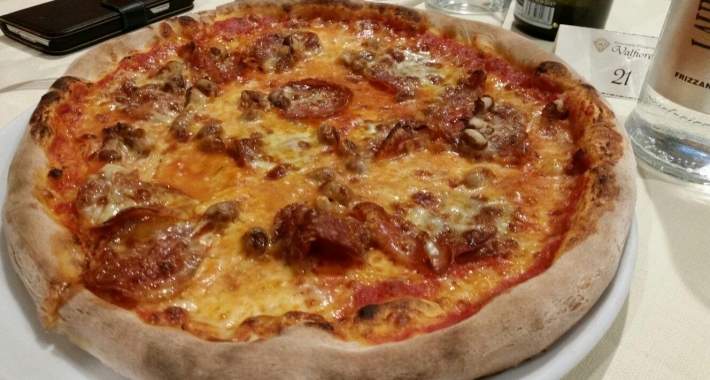 Pizza con salame e salsiccia