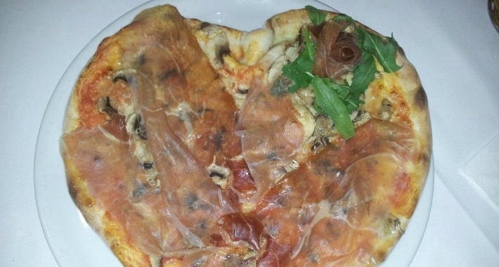 Pizza con funghi e prosciutto crudo