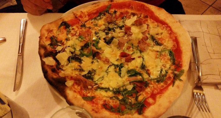 Pizza con rucola e grana