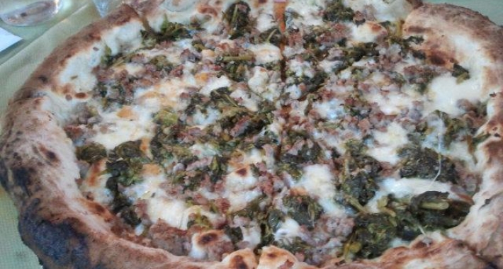 Pizza con salsiccia