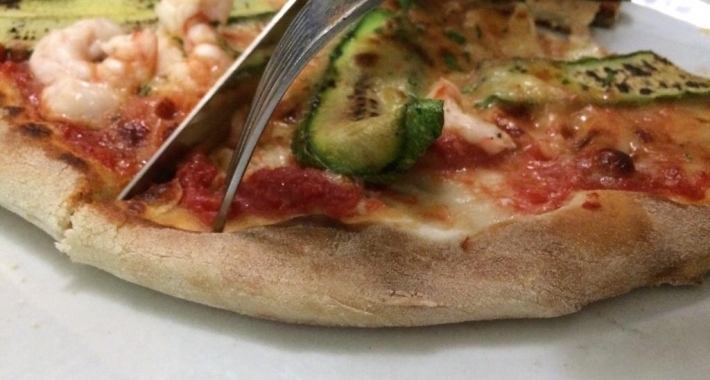 Pizza con zucchine e gamberetti