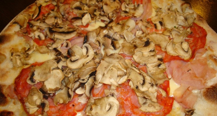 Pizza ai funghi e pomodorini
