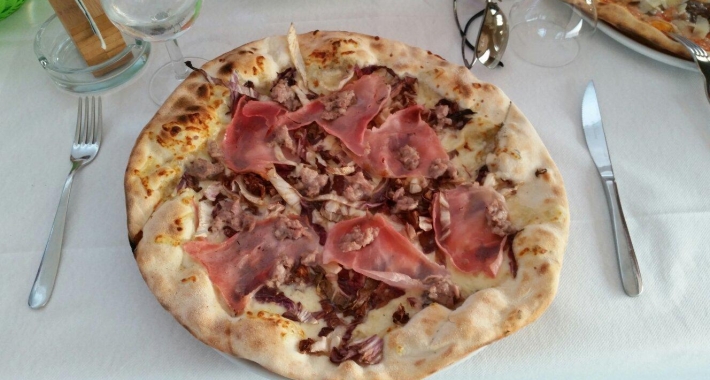 Pizza radicchio e prosciutto