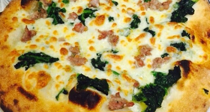 Pizza con salsiccia e friarielli