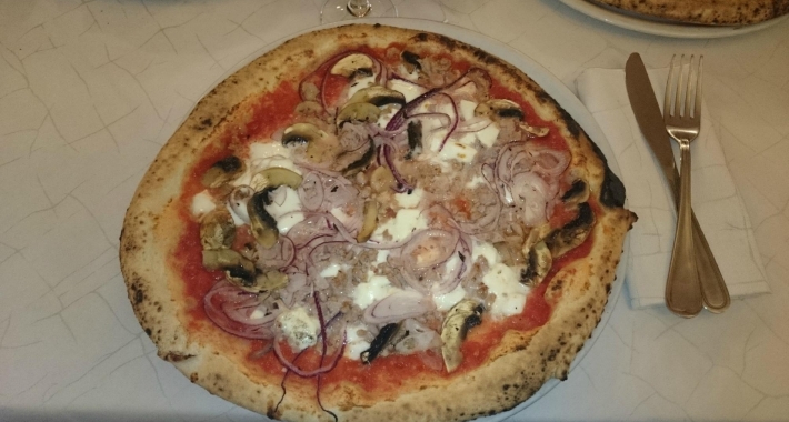 Pizza con cipolla e funghi