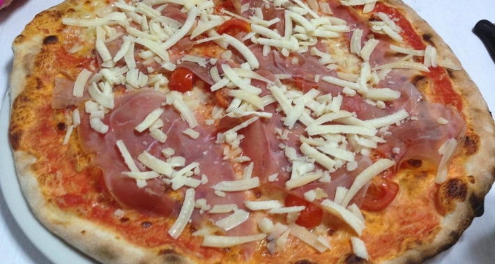 Pizza con prosciutto crudo e grana