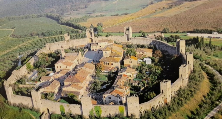 Veduta aerea di minteriggioni e del suo castello