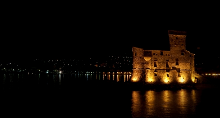 Veduta notturna del castello di Rapallo